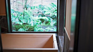 A television displaying a garden scene. - Mitsuda Kamigyo (Kyoto)