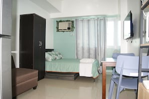 City Studio | Hypo-allergenic bedding, blackout drapes, iron/ironing board, free WiFi
