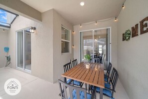 Outdoor dining - 2693 Resort 4BR House Waterpark by Disney Orlando (Kissimmee)