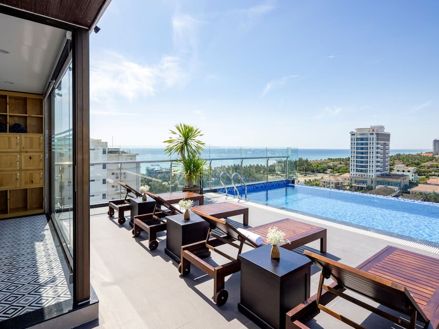 Una piscina al aire libre