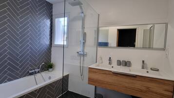 SĂšche-cheveux, serviettes fournies, savon, papier toilette