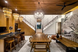 Deluxe-Villa, 3 Schlafzimmer, Balkon, Poolblick | Esszimmer