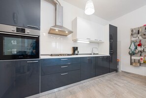 Microondas, horno, lavavajillas, cafetera/tetera