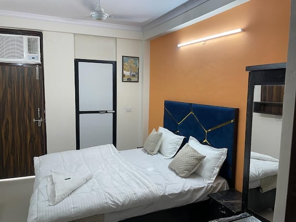 Chambre Deluxe double | Système d’insonorisation, accès au Wi-Fi (inclus), literie fournie