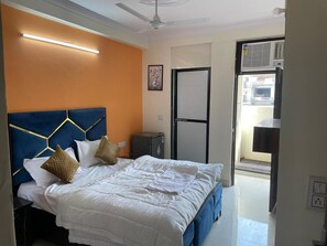 Deluxe Double Room | Soundproofing, free WiFi - Roomshala 123 Happy Homes Saket (New Delhi)