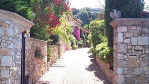 A stone pathway leading to a building with arches and lush greenery. - Superb Villa with swimming pool in Nice (Nice)
