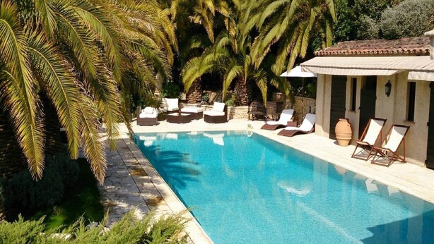 A swimming pool with lounge chairs and palm trees. - Superb Villa with swimming pool in Nice (Nice)