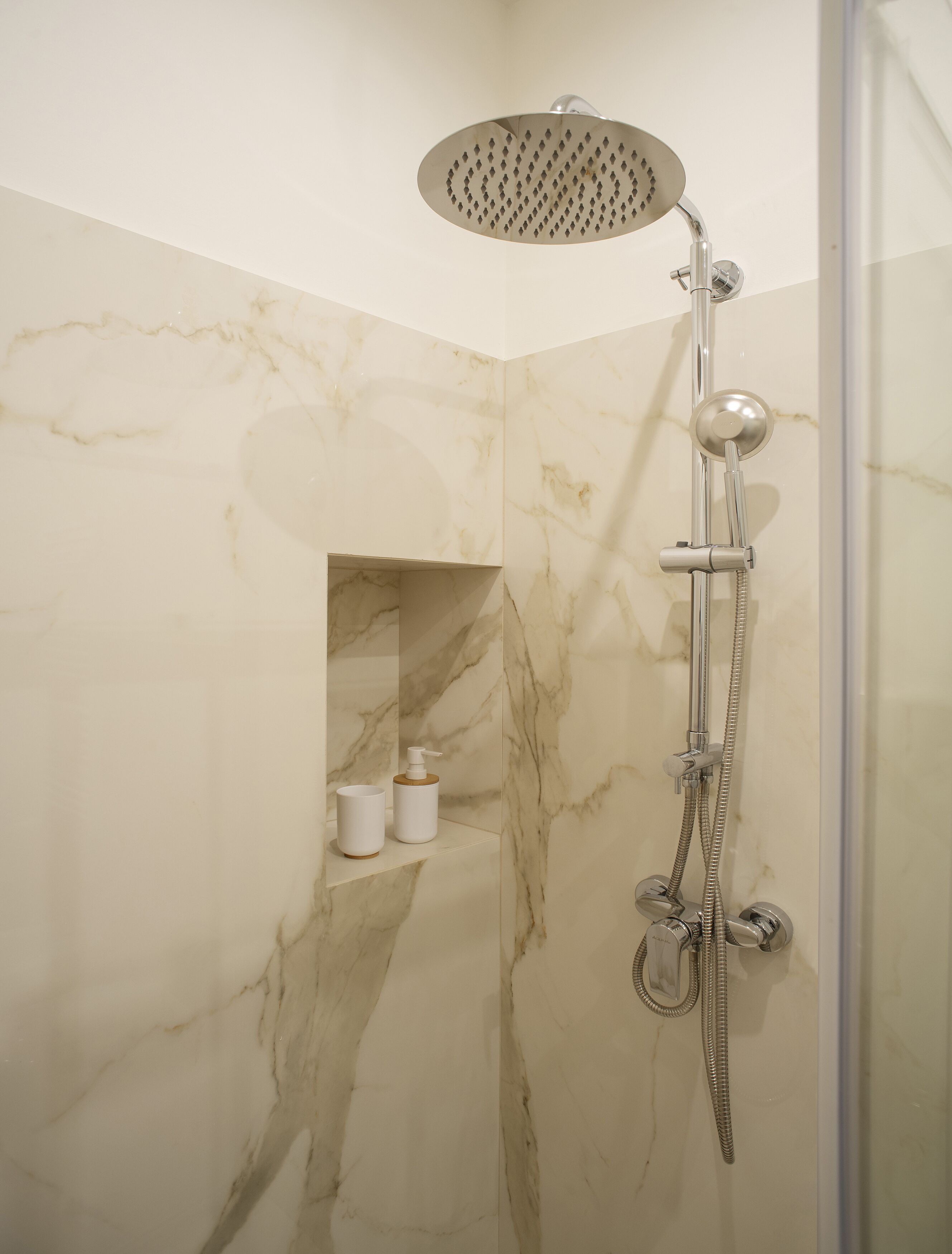 Douche, sèche-cheveux, bidet, serviettes fournies