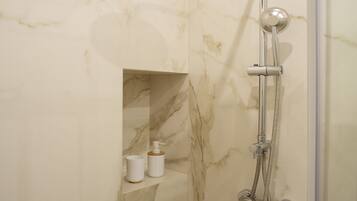 Douche, sèche-cheveux, bidet, serviettes fournies