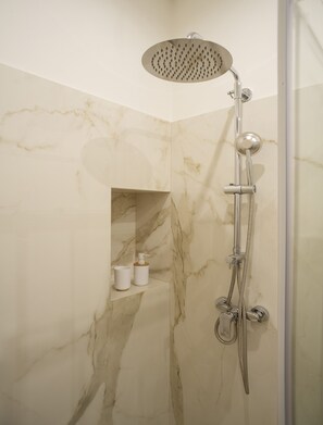 Dusche, Haartrockner, Bidet, Handtücher