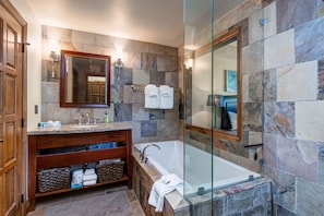 Badewanne, Haartrockner, Handtücher