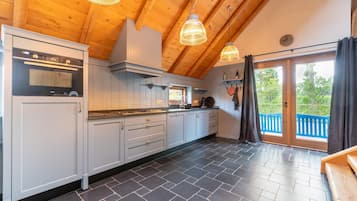 Een koelkast, een magnetron, een kookplaat, een vaatwasser