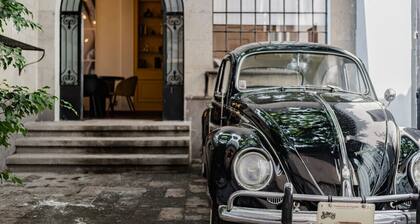 Roma Retreat: Modern Colonial Gem A/C 16 PAX