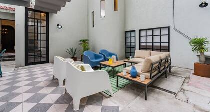 Roma Retreat: Modern Colonial Gem A/C 16 PAX