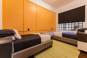 6 bedrooms, desk, iron/ironing board, travel crib
