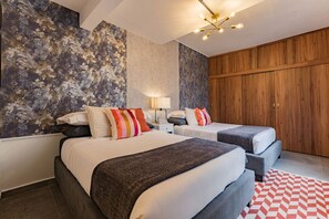 6 Schlafzimmer, Schreibtisch, Bügeleisen/Bügelbrett, Reisekinderbett