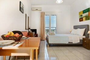Tabla de planchar con plancha, wifi gratis y ropa de cama 