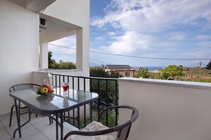 Outdoor dining - Studio Apartment 'Yiannis  4' with Sea View, Wi-Fi and Air Conditioning (Zakynthos)