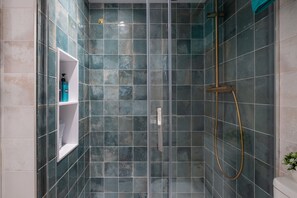 Shower, free toiletries, hair dryer, towels - Vacation Apartment "Mediterráneo" with Sea Views, Private Terrace, and Air Conditioning (Rincon de la Victoria)