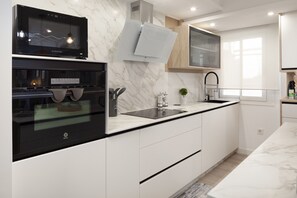 Frigorifero, microonde, forno, piano cottura