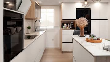 Frigorifero, microonde, forno, piano cottura