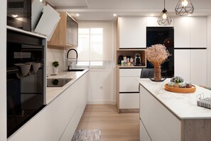 Fridge, microwave, oven, stovetop - Vacation Apartment "Mediterráneo" with Sea Views, Private Terrace, and Air Conditioning (Rincon de la Victoria)