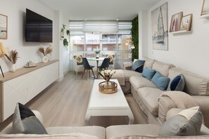 TV - Holiday Apartment "Mediterráneo" with Sea View, Private Terrace & A/C (Rincon de la Victoria)