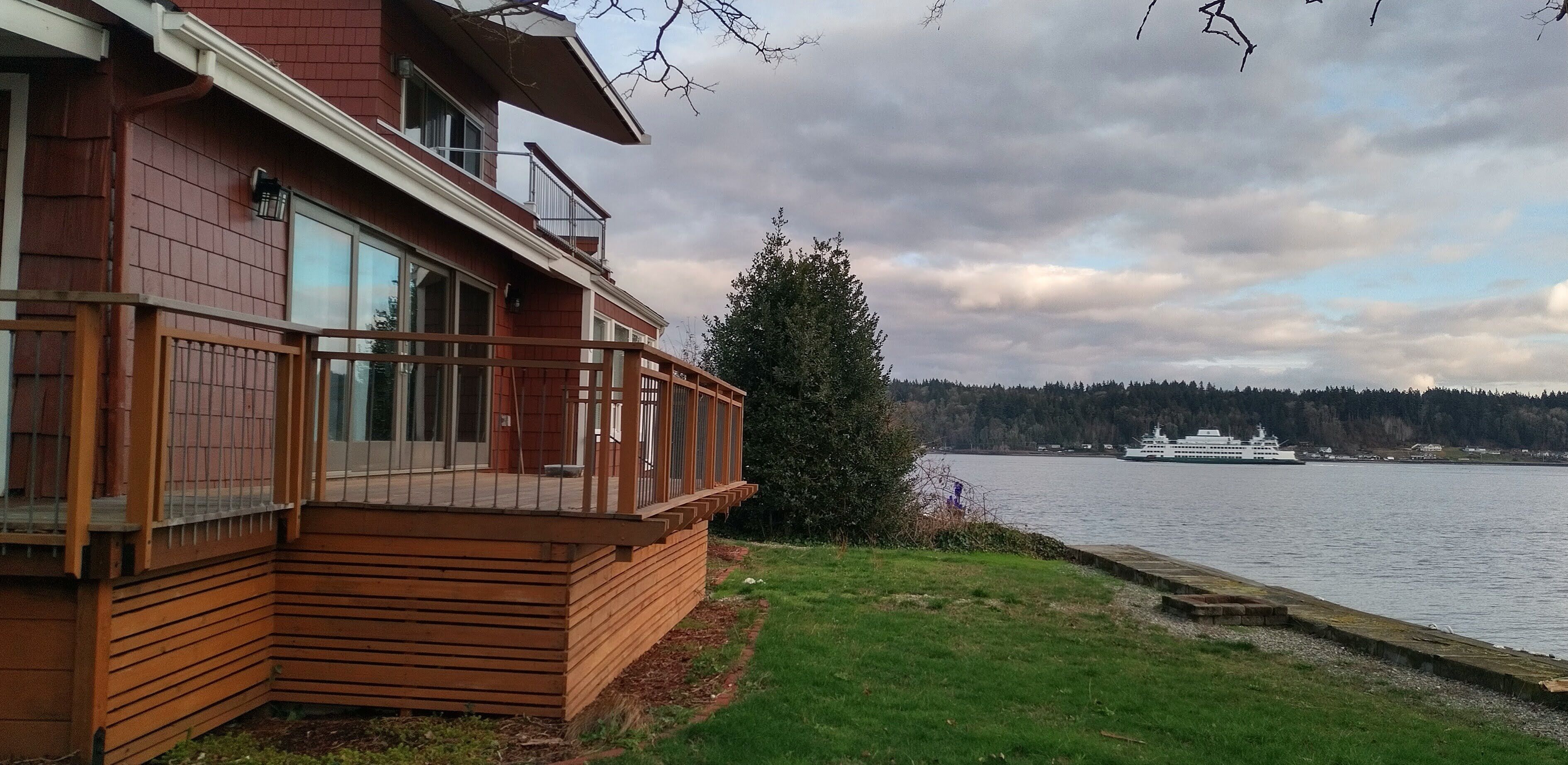 WATERFRONT amazing views: ferries, sailboats, wildlife! Close to shops, bus stop
