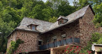 Holiday Home "Gîte Le Pressoir Domaine de Jouani" with Shared Pool & A/C