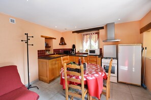 Kylskåp, mikrovågsugn, spishäll och kaffe- och tebryggare