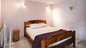 1 bedroom, free WiFi, bed sheets