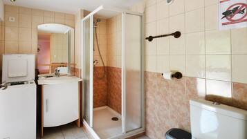 Een douche, een haardroger, handdoeken