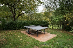 Property grounds - Holiday Home "Gîte Le Pressoir Domaine de Jouani" with Shared Pool & A/C (villecomtal)
