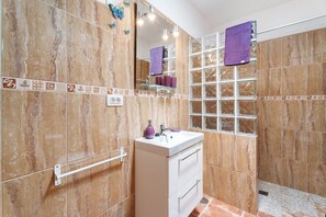 Dusche, Haartrockner, Handtücher