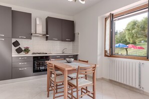 Fridge, oven, stovetop, dishwasher - Holiday Home 'Chalet La Greta - Vista Campi' with Shared Garden and Wi-Fi (Firenzuola)