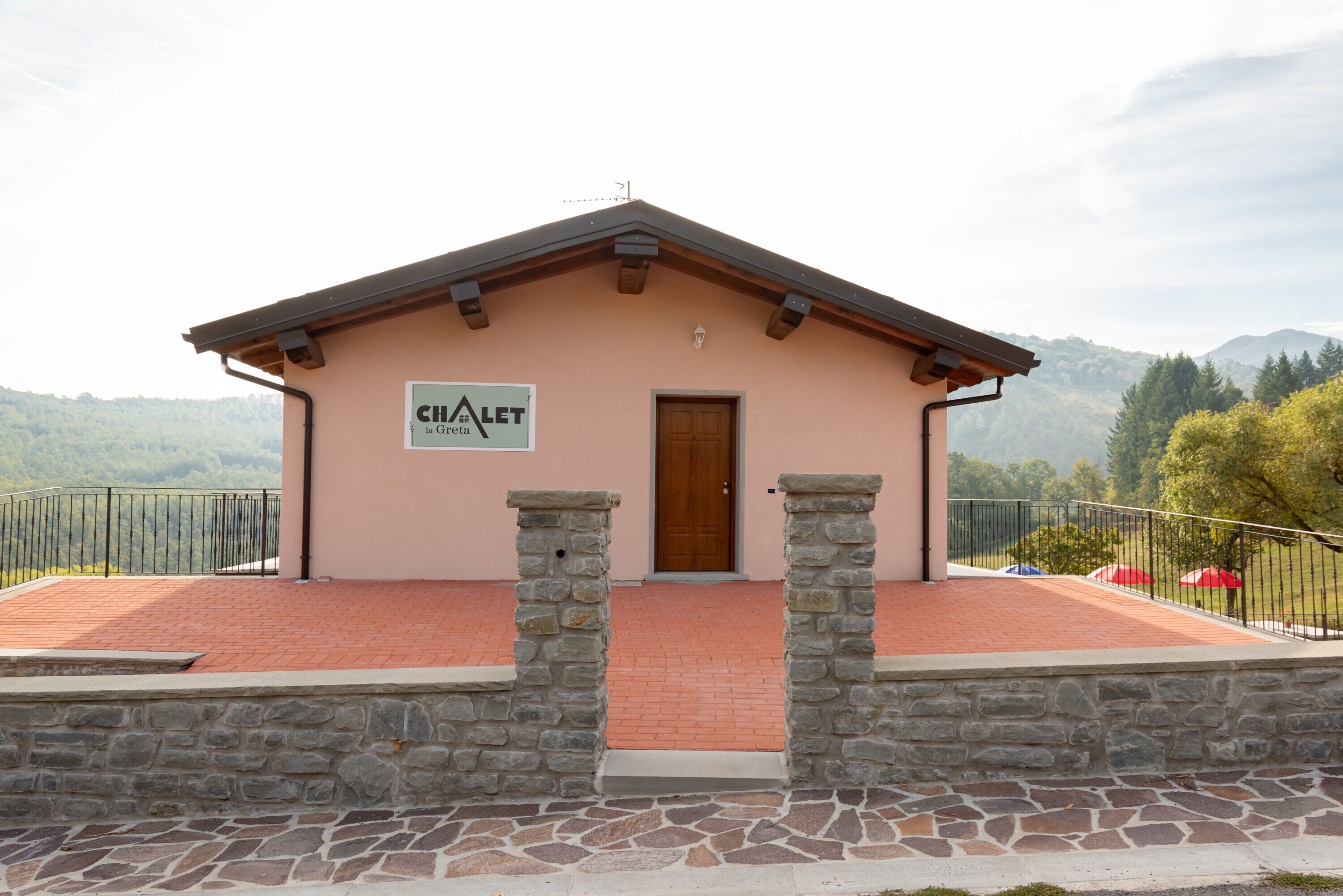 A small building with a stone facade and a sign that reads 'CHIALET in Gireta.'