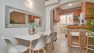 Jääkaappi, mikroaaltouuni, uuni, liesi