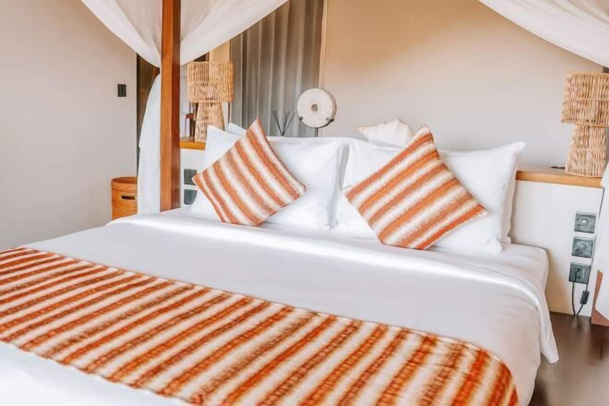 1 bedroom, Egyptian cotton sheets, premium bedding, down duvets