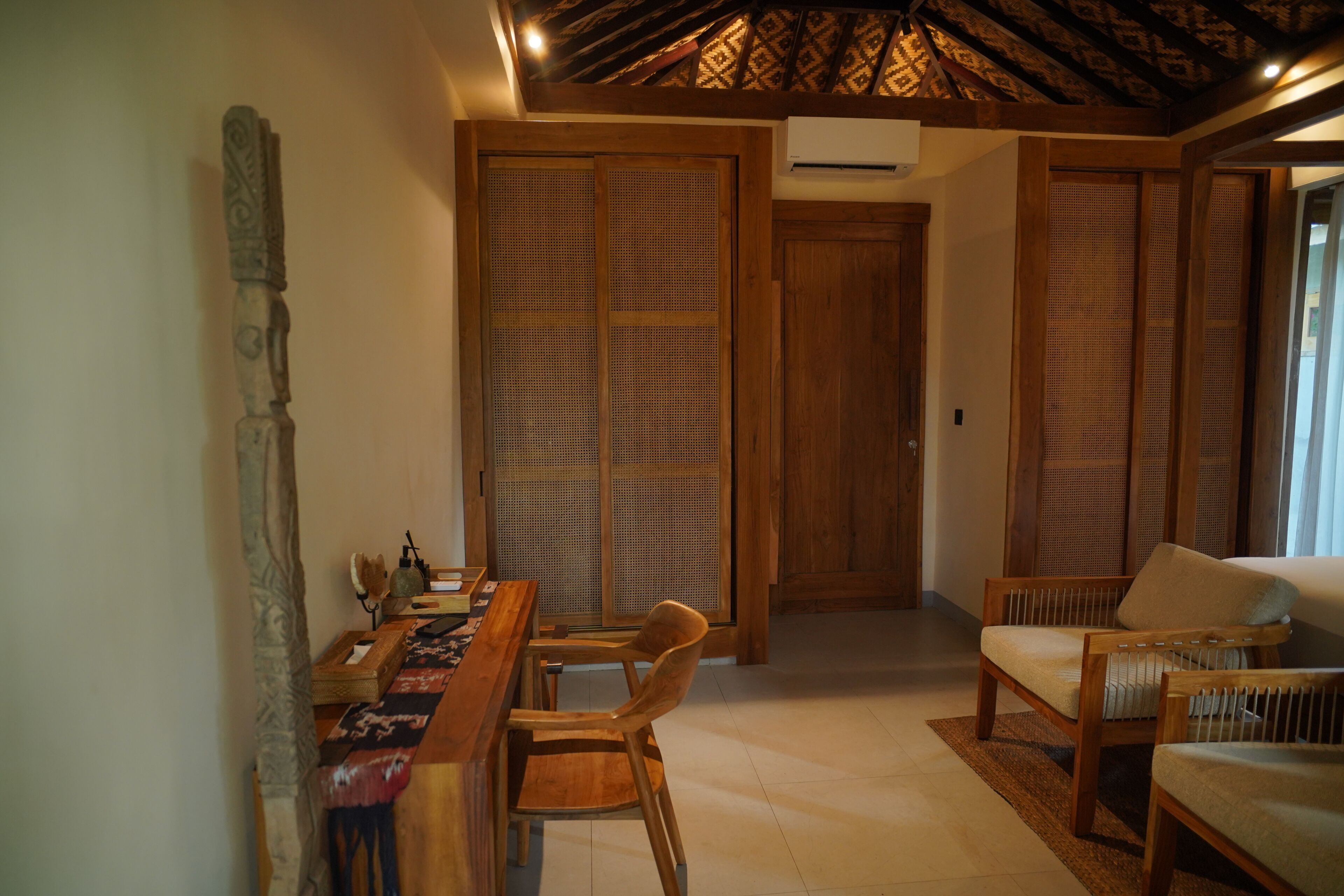 Ein traditionell eingerichtetes Zimmer mit einem Holztisch, Stühlen und einer Schiebetür.