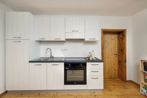 Fridge, oven, stovetop, coffee/tea maker - Studio Apartment "Oberköbenhof Tal" with Mountain View, Shared Terrace & Wi-Fi (Laces)