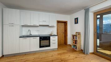 Kühlschrank, Ofen, Herdplatte, Wasserkocher mit Kaffee-/Teezubehör