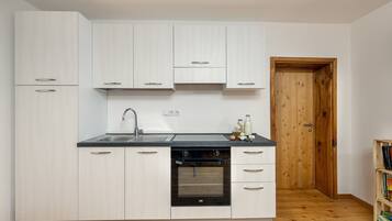 Jääkaappi, uuni, liesi, kahvin-/teenkeitin