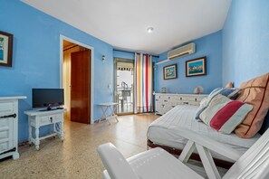 1 bedroom, bed sheets - Apartment 'Two Minutes from the Sea' with Partial Sea Views, Terrace, and Air Conditioning (Cambrils)