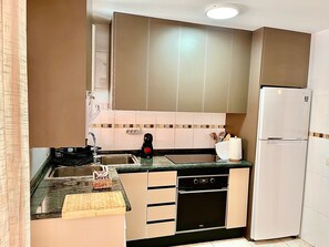 Refrigerador, microondas, horno, placa de cocina
