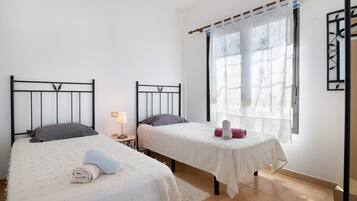 2 slaapkamers, een strijkplank/strijkijzer, gratis wifi, beddengoed