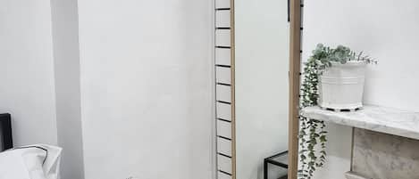 1 Schlafzimmer, Zimmersafe, Schreibtisch, Bügeleisen/Bügelbrett