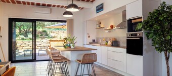 Holiday Home 'La Bastide Des Oliviers' with Mountain View, Wi-Fi and Air Conditioning