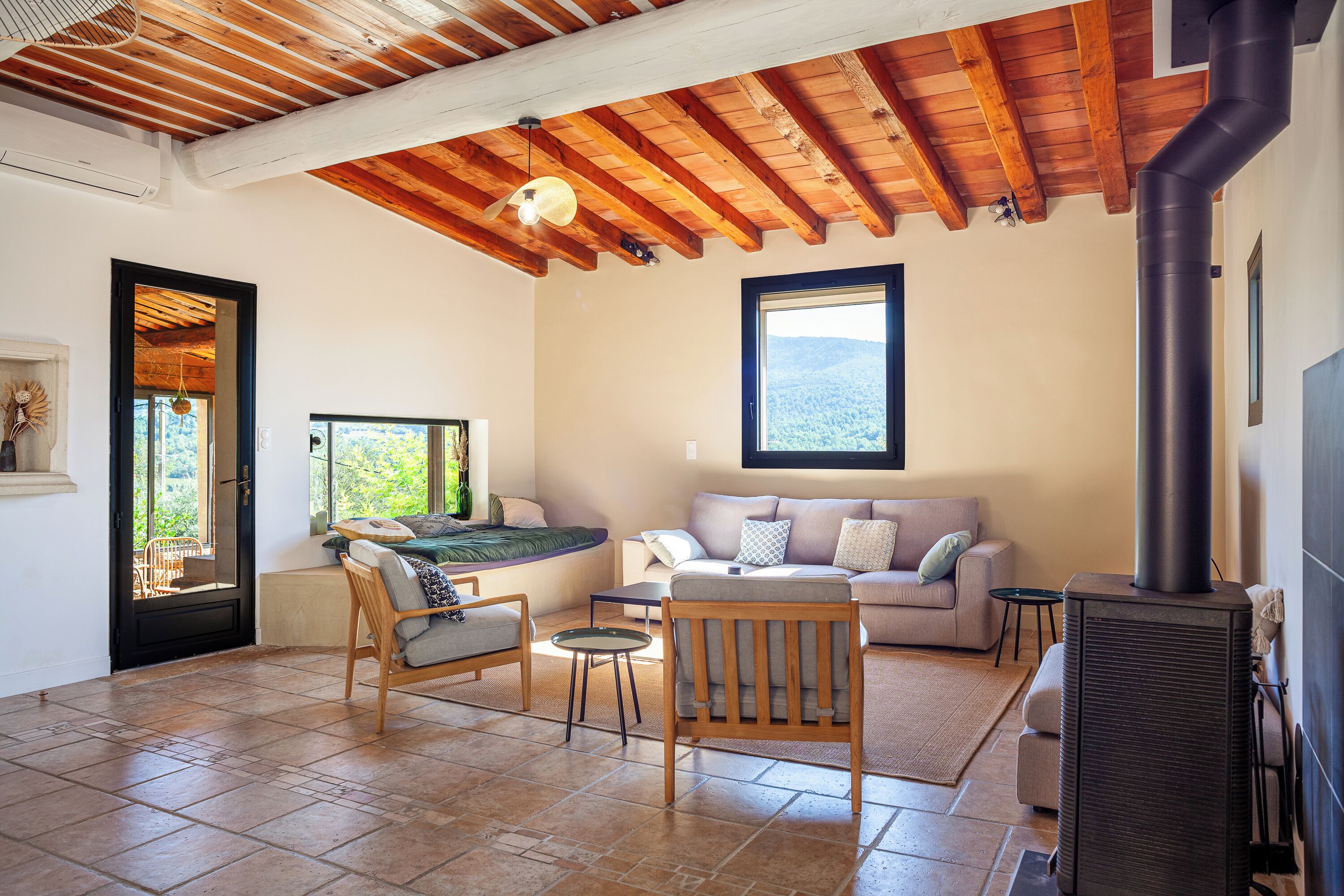 Televisie en een open haard