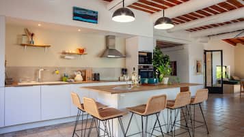 Køleskab, mikrobølgeovn, ovn, kogeplade