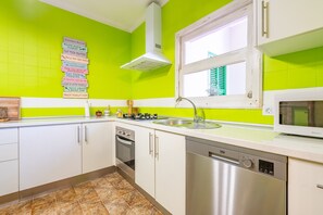 Frigorífico, microondas, horno y placa de cocina